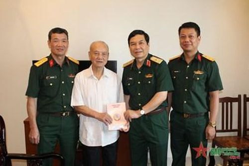 Thăm, tặng quà các đồng chí nguyên là Thủ trưởng Bộ tư lệnh Quân khu 3