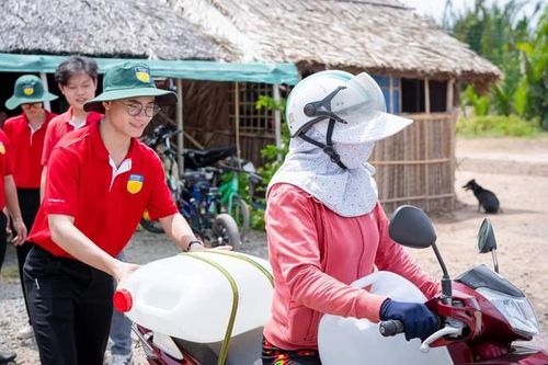 Sinh viên tiếp nước sạch cho bà con vùng hạn mặn Tiền Giang