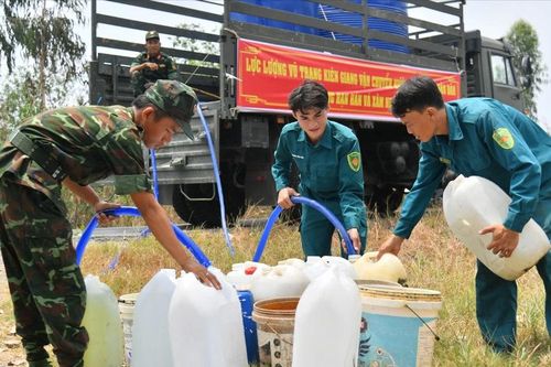 Mang hơn 200.000 lít nước sạch đến người dân vùng biên