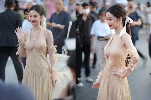Đi sự kiện 'hot girl lai Việt - Thái' Jun Vũ khoe thềm ngực tràn viền