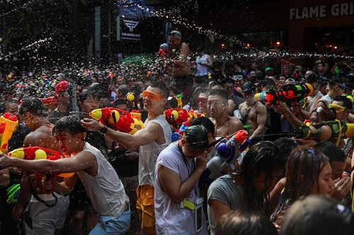 Chùm ảnh lễ hội té nước Songkran của Thái Lan 'xua tan vận rủi'