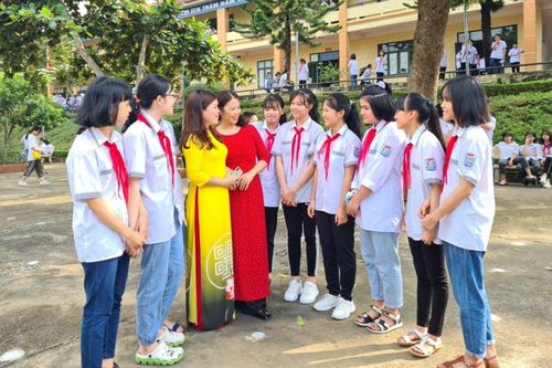 Cô hiệu trưởng 35 năm tận tâm nơi vùng đất Điện Biên
