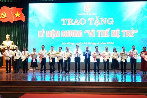 Trao kỷ niệm chương 'Vì thế hệ trẻ' cho 48 cá nhân ở Đà Nẵng