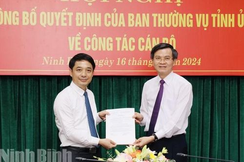 Trao quyết định bổ nhiệm Giám đốc Sở Tài chính Ninh Bình làm Phó chủ tịch HĐND tỉnh