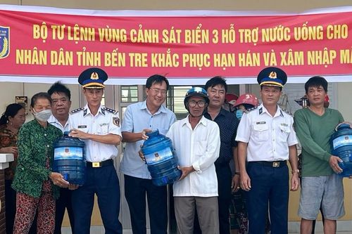 Bộ Tư lệnh Vùng Cảnh sát biển 3 hỗ trợ nước uống cho Nhân dân vùng hạn mặn