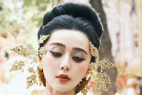 Phạm Băng Băng bị lật tẩy chiêu bài ở lễ hội té nước