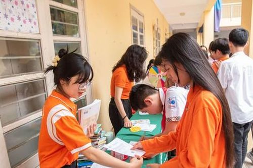 Học sinh hào hứng đổi sách lấy cây xanh