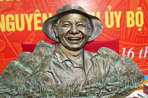 Bảo tàng Đường Hồ Chí Minh nhận kỷ vật kháng chiến từ gia đình Thiếu tướng Hoàng Thế Thiện