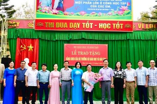 Trao tặng Bằng khen cho thầy giáo khuyết tật, vượt khó vươn lên ở Thanh Hóa