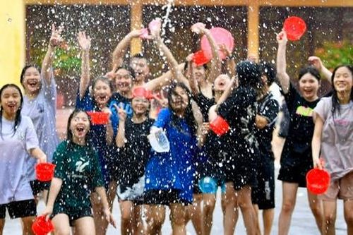 Rộn ràng Tết cổ truyền Bunpimay của học sinh Lào tại Hà Nội