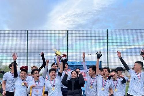 Tranh tài giải bóng đá du học sinh Việt Nam tại Anh