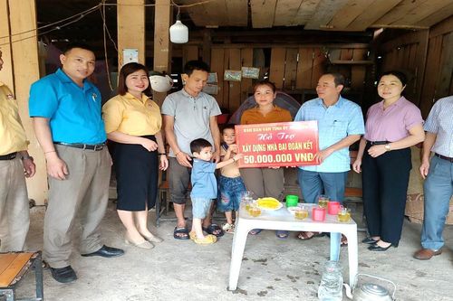 Ban Dân vận tỉnh Nghệ An trao hỗ trợ xây dựng 'Nhà đại đoàn kết' cho hộ nghèo