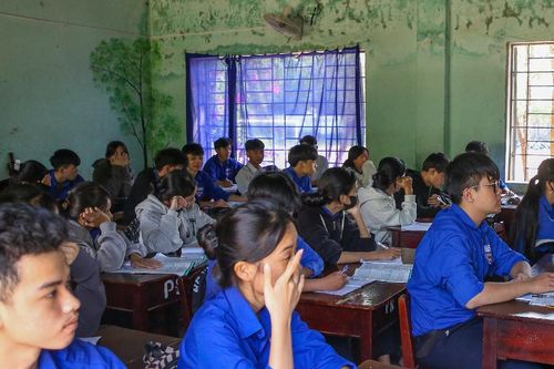 Rót 61 tỷ xây 4 năm chưa xong, hàng trăm cô trò chen chúc ở trường cũ chờ sập