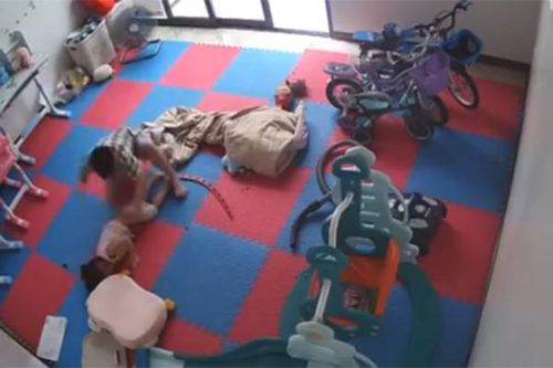 Vụ bé 3 tuổi bị bé trai hàng xóm đánh: Người lớn ưa bạo lực, trẻ sẽ học theo