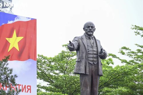 Công trình tượng V.I.Lê-nin tại thành phố Vinh