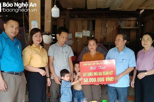 Ban Dân vận Tỉnh ủy trao tiền hỗ trợ xây dựng nhà đại đoàn kết tại Quỳ Hợp