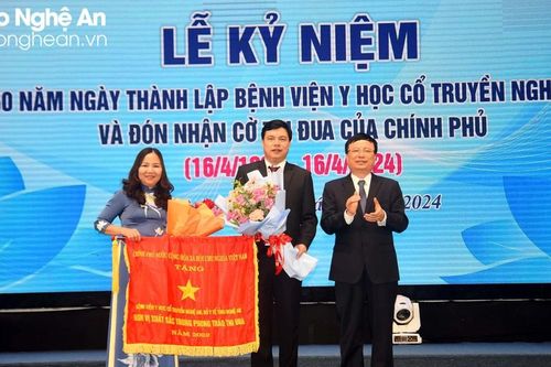 Bệnh viện Y học Cổ truyền Nghệ An đón nhận Cờ thi đua của Chính phủ