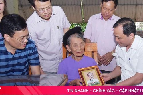 Lãnh đạo Hà Tĩnh thăm hỏi, tặng quà Mẹ Việt Nam Anh hùng