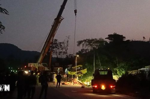 Kon Tum: Xe tải lao xuống mương thoát nước làm 2 người tử vong tại chỗ