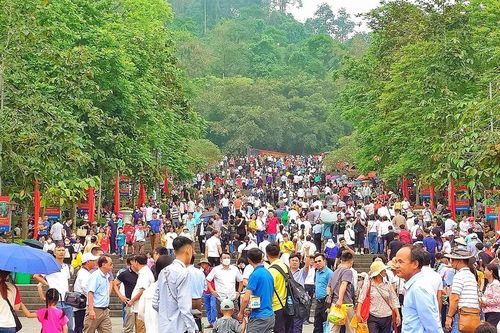 Du khách thập phương đổ về Đền Hùng đông 'như nêm' trước thềm chính hội