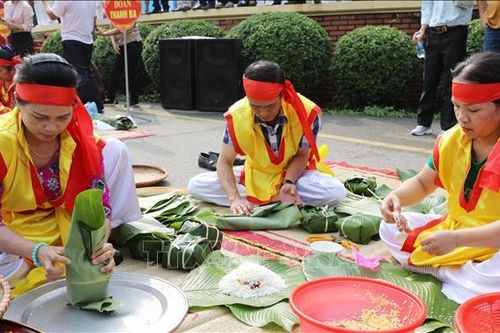 Sôi nổi Hội thi gói, nấu bánh chưng và giã bánh giầy dịp Giỗ Tổ Hùng Vương