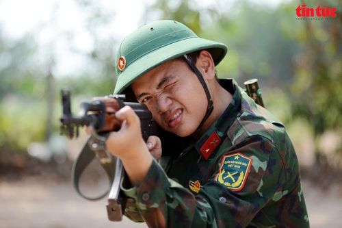Tân binh khổ luyện trên thao trường 'nắng như đổ lửa'