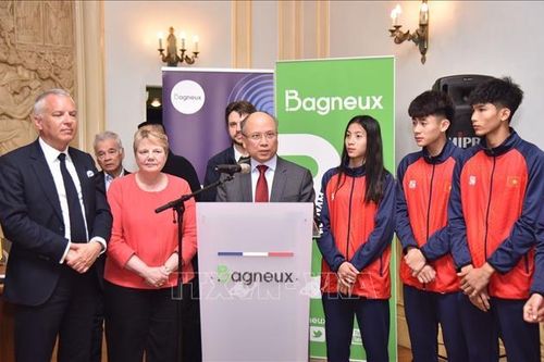 Thị trưởng thành phố Bagneux (Pháp) đón tiếp đoàn Taekwondo trẻ Việt Nam