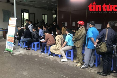 Chủ tịch TP Hà Nội chỉ đạo cung cấp kết quả xử lý vụ 'cò' đổi bằng lái xe đăng trên báo Tin tức