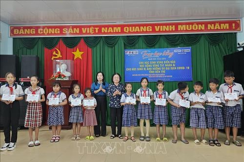 Tiếp sức cho trẻ em vùng biển Bến Tre đến trường