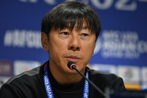 Thua vì bị đuổi 2 người, HLV Shin Tae Yong gọi trọng tài là 'trò hề'