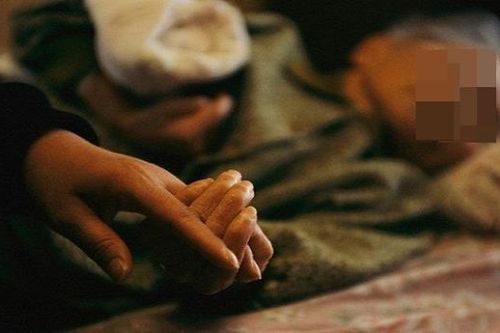 Khóc cạn nước mắt khi phát hiện bí mật giấu kín của mẹ chồng