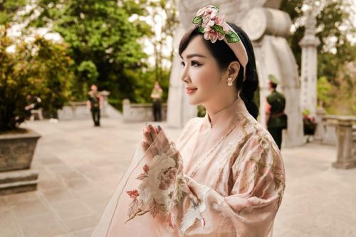 Hoa hậu Giáng My đẹp dịu dàng trong ngày về thăm đất Tổ
