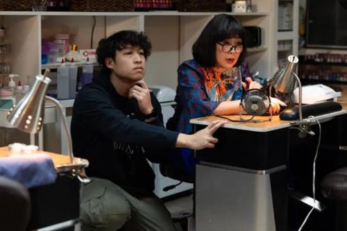 Con trai nữ nghệ sĩ cao 1m83 về nước làm Phó Giám đốc, vừa đạo diễn phim vừa đóng kịch