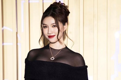 Nữ MC từng tham gia cuộc thi Hoa hậu quốc tế, nay lại bị nghi ngờ về nhan sắc