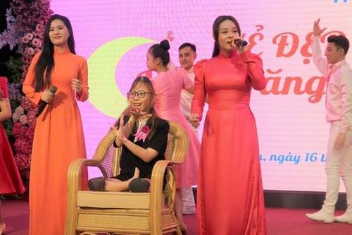Chuyện về những 'vầng trăng khuyết' chạm đến trái tim mỗi người
