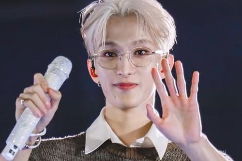 1 nam ca sĩ cứ mỗi lần ra album là bật khóc