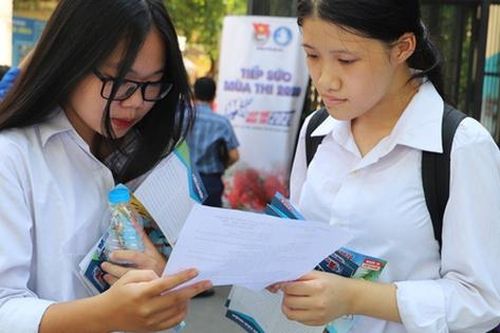 Căng thẳng thi vào lớp 10 ở Hà Nội: Phụ huynh 'đội nắng' đưa đón con đi học hơn chục lượt/ngày
