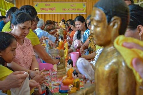 Tết Chôl Chnăm Thmây: Đồng bào Khmer nô nức đến chùa tắm nước Phật