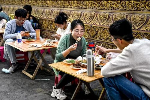 Thế hệ Z Trung Quốc thắt lưng buộc bụng vì kinh tế khó khăn