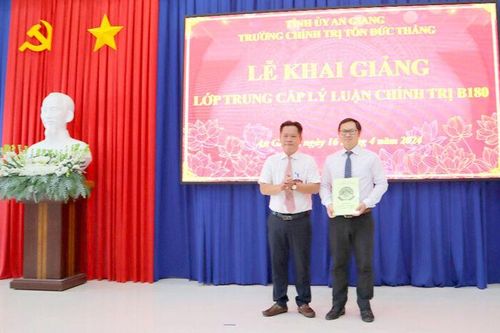 Trường Chính trị Tôn Đức Thắng khai giảng lớp Trung cấp Lý luận chính trị B180