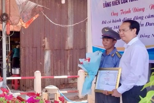 Tặng bằng khen cho nhân viên gác chắn cứu người tại huyện Trảng Bom