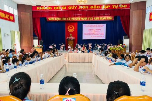 Đại biểu HĐND huyện Phú Thiện đối thoại với trẻ em