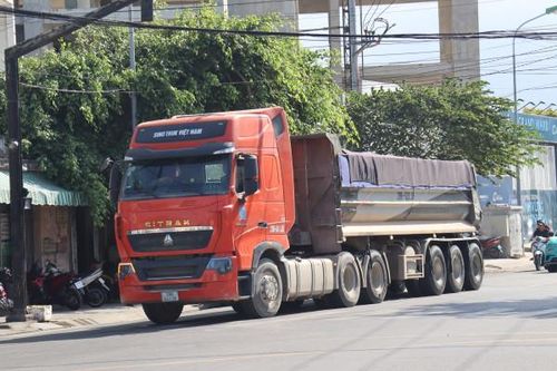 Tăng cường kiểm tra, xử lý xe tải chở hàng quá tải trọng, rơi vãi vật liệu