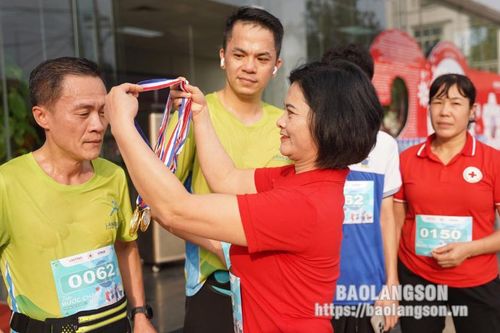 Chiến dịch 'Triệu bước chân nhân ái': Rèn sức khỏe - chia sẻ yêu thương