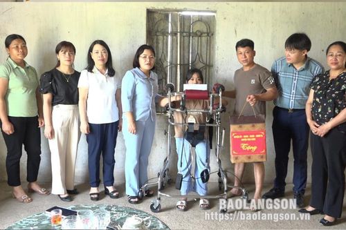 Văn Lãng: Thăm, tặng quà người khuyết tật nhân kỷ niệm Ngày người khuyết tật Việt Nam 18/4