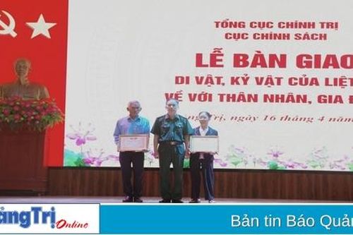 Bàn giao di vật, kỷ vật của liệt sĩ về với thân nhân, gia đình