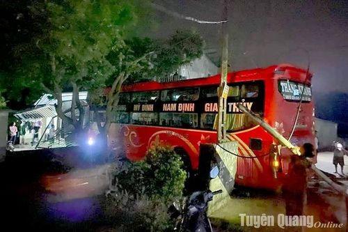 Ô tô mất lái đâm vào nhà dân