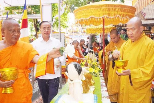 Nghi thức Tắm Phật đón Tết Chôl Chnăm Thmây tại chùa Candaransi (TP.HCM)