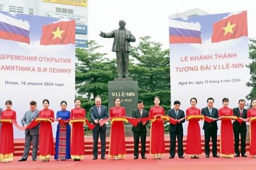 Thành phố Vinh: Khánh thành tượng V.I.Lê-nin