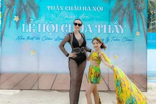 Á quân 1 Siêu mẫu nhí toàn năng Nguyễn Phạm Hà Linh diễn firstface mở màn bộ sưu tập Nắng biển của NTK Châu Loan.